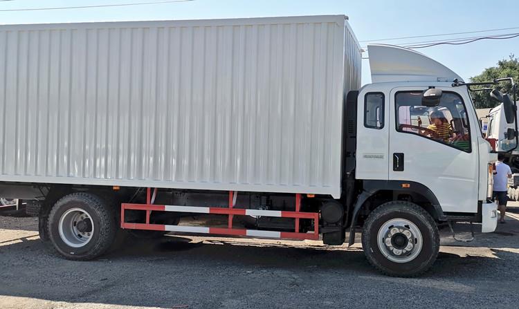 Howo 4x2 15T Light Cargo Van Box Truck for Sale Near Me in Zimbabwe Gweru